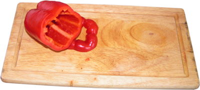 papryka sodka czerwona, drewniana deska kuchenna do krojenia